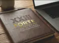 Carpeta sobre mesa con un grabado de XXIII Forte
