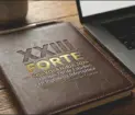 Carpeta sobre mesa con un grabado de XXIII Forte