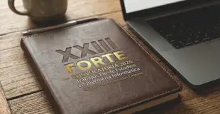 Carpeta sobre mesa con un grabado de XXIII Forte