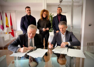 Francisco Cañizares y Crescencio Bravo firmado el convenio