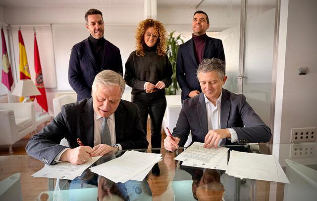 Francisco Cañizares y Crescencio Bravo firmado el convenio