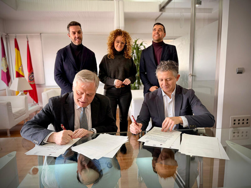 Francisco Cañizares y Crescencio Bravo firmado el convenio