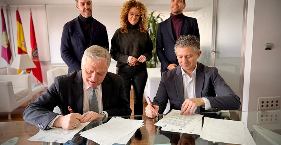 Francisco Cañizares y Crescencio Bravo firmado el convenio