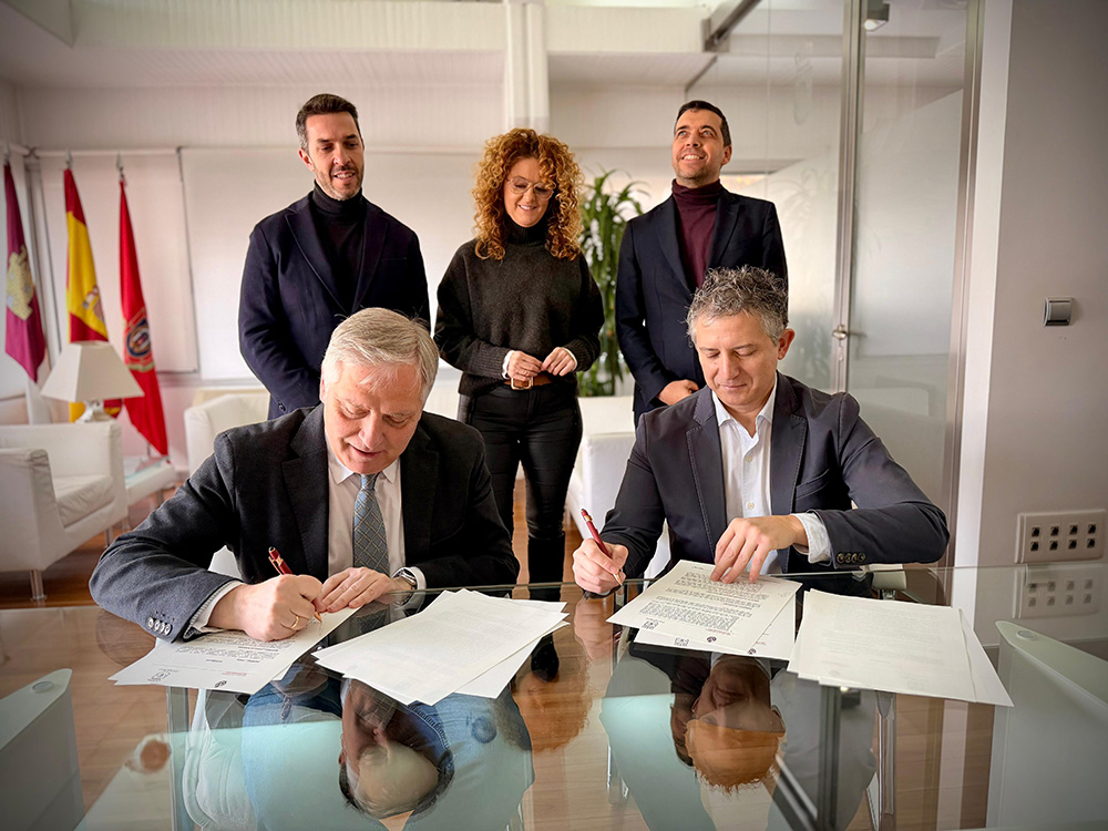 Francisco Cañizares y Crescencio Bravo firmado el convenio