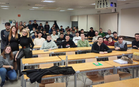 Grupo de estudiantes de COE