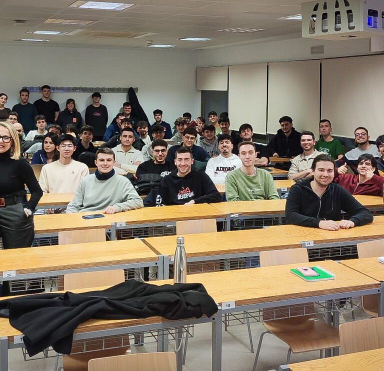 Grupo de estudiantes de COE