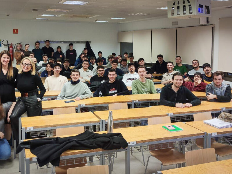 Grupo de estudiantes de COE