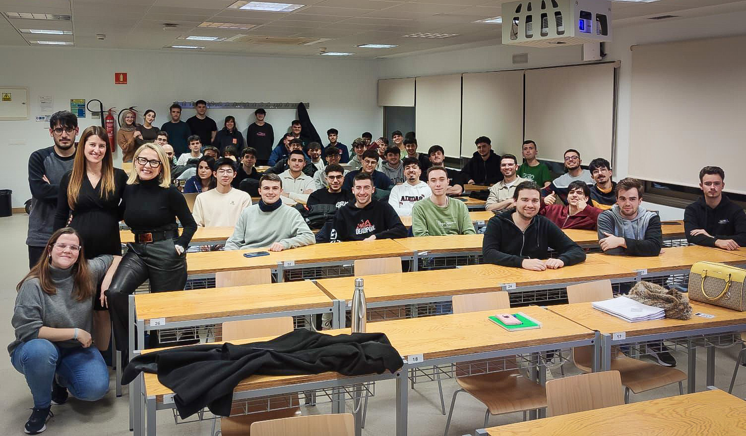 Grupo de estudiantes de COE