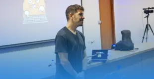 Midudev durante la charla en la ESI