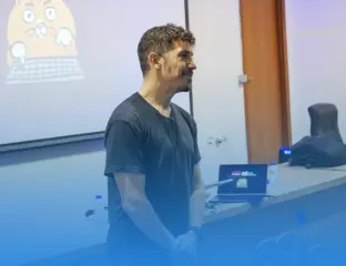 Midudev durante la charla en la ESI