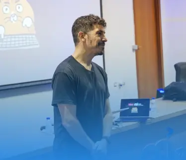 Midudev durante la charla en la ESI