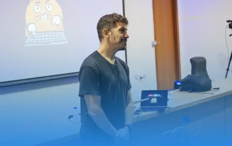 Midudev durante la charla en la ESI