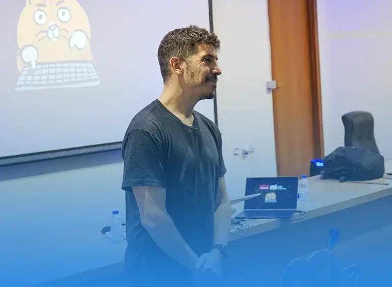 Midudev durante la charla en la ESI