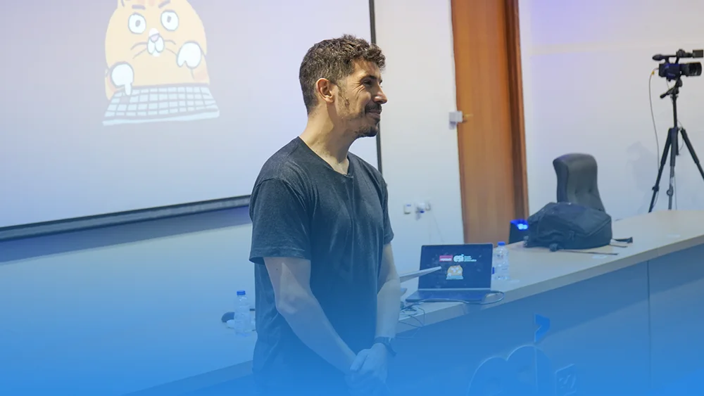 Midudev durante la charla en la ESI