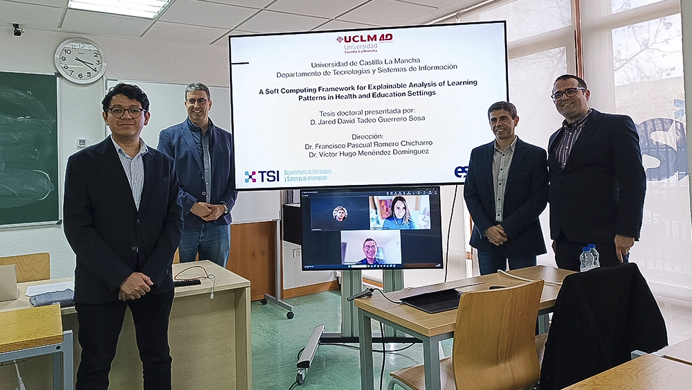 Jared Guerrero tras la defensa de su tesis doctoral