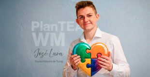 José Lara sujetando un corazón de colores