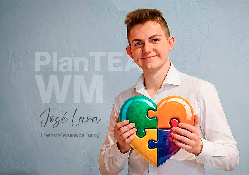 José Lara sujetando un corazón de colores