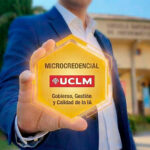 mano mostrando la microcredencial a la cámara