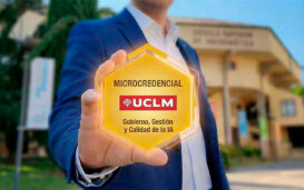 Hand zeigt der Kamera den Mikroausweis