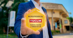 mano mostrando la microcredencial a la cámara