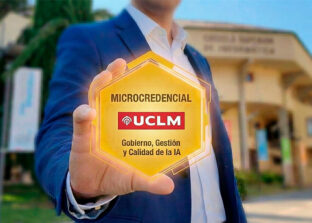 mano mostrando la microcredencial a la cámara