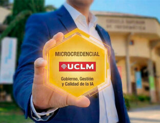 mano mostrando la microcredencial a la cámara