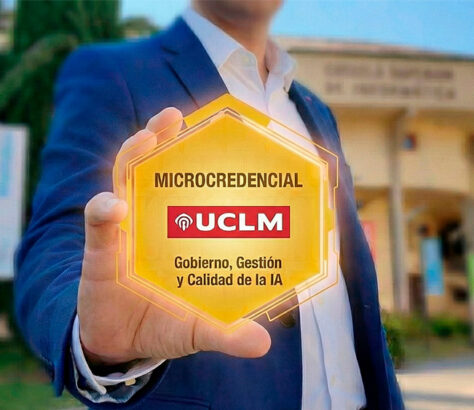 mano mostrando la microcredencial a la cámara