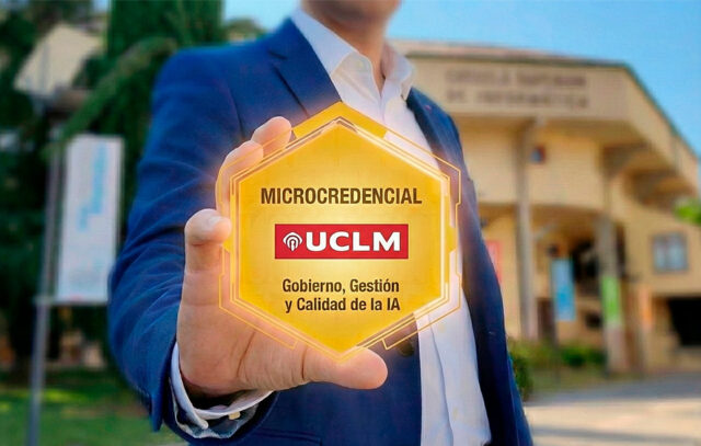 mano mostrando la microcredencial a la cámara