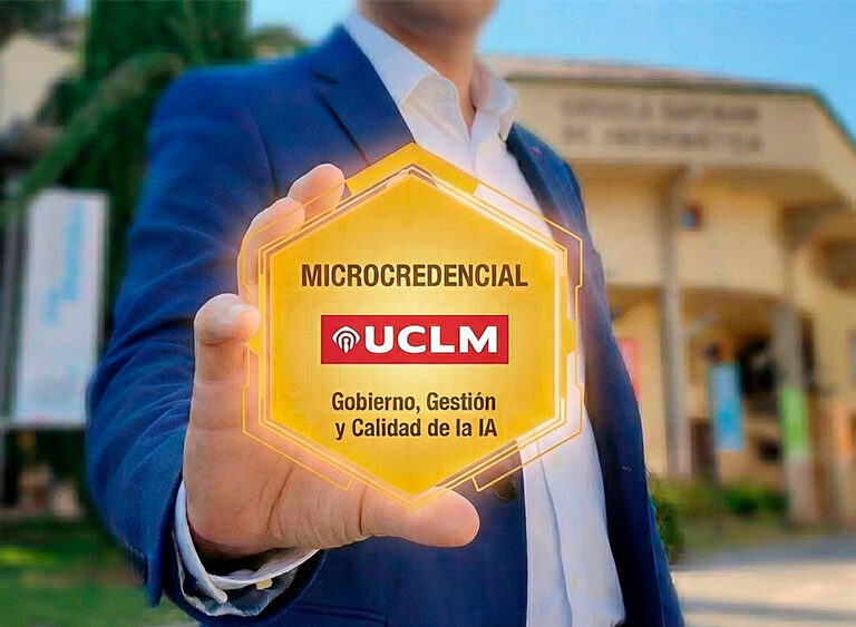 mano mostrando la microcredencial a la cámara