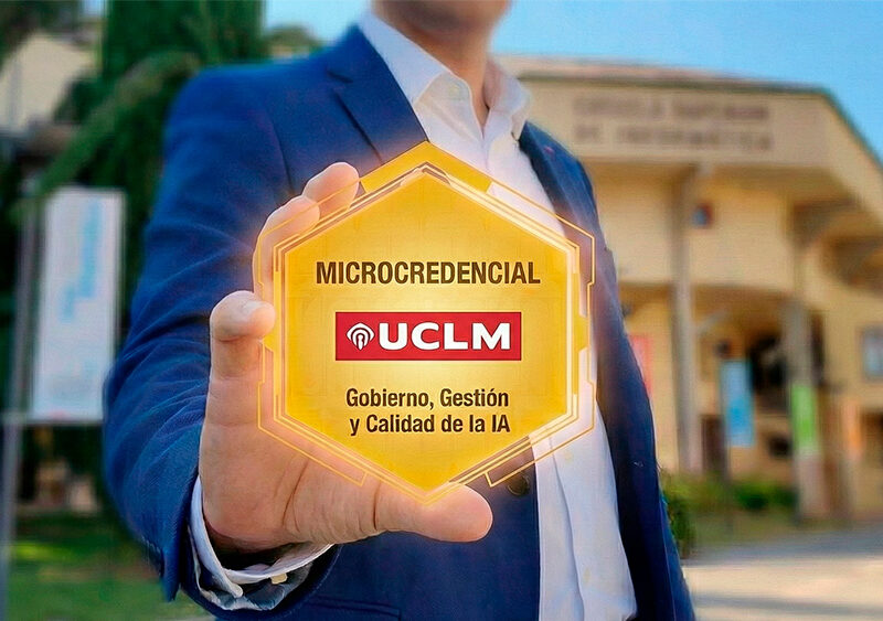 mano mostrando la microcredencial a la cámara