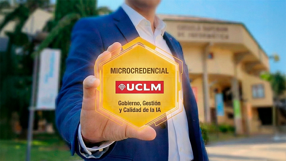 mano mostrando la microcredencial a la cámara