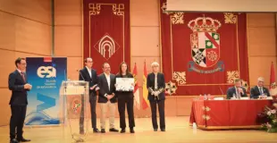 Guadalupe recibiendo el premio