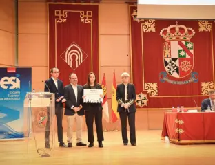 Guadalupe recibiendo el premio