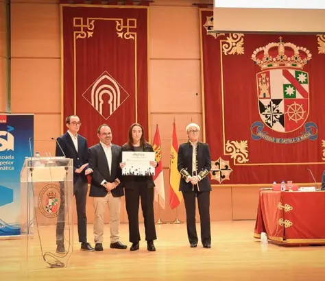 Guadalupe recibiendo el premio
