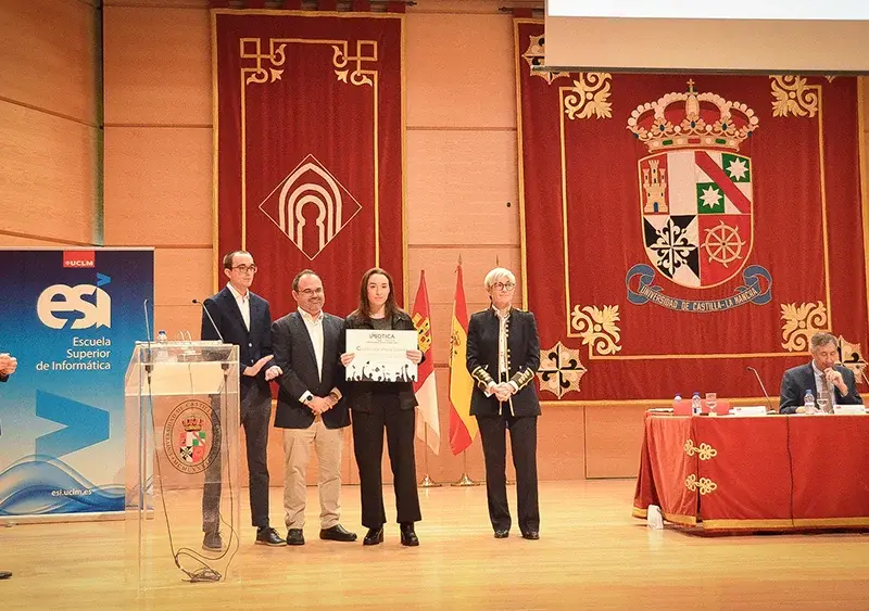 Guadalupe recibiendo el premio