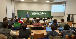 Ezequiel Kahan en un aula de la ESI