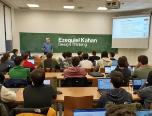 Ezequiel Kahan en un aula de la ESI