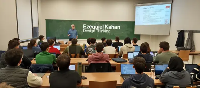 Ezequiel Kahan en un aula de la ESI