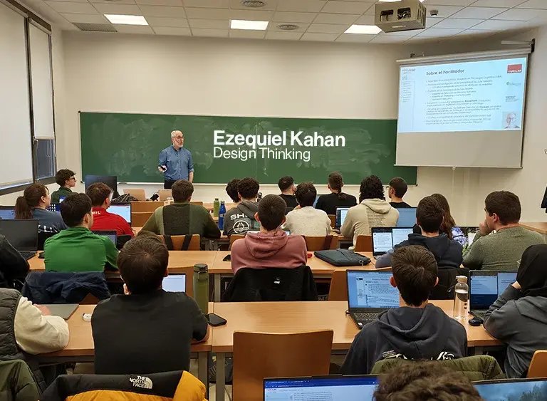 Ezequiel Kahan en un aula de la ESI