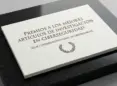Diploma con los premios sobre la mesa