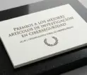 Diploma con los premios sobre la mesa