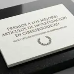 Diploma con los premios sobre la mesa