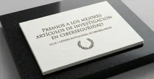 Diploma con los premios sobre la mesa