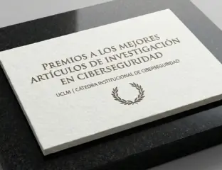 Diploma con los premios sobre la mesa