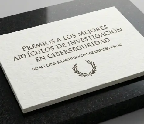 Diploma con los premios sobre la mesa