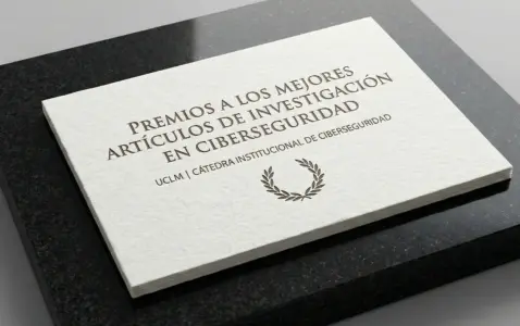 Diploma con los premios sobre la mesa