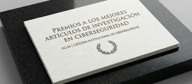 Diploma con los premios sobre la mesa