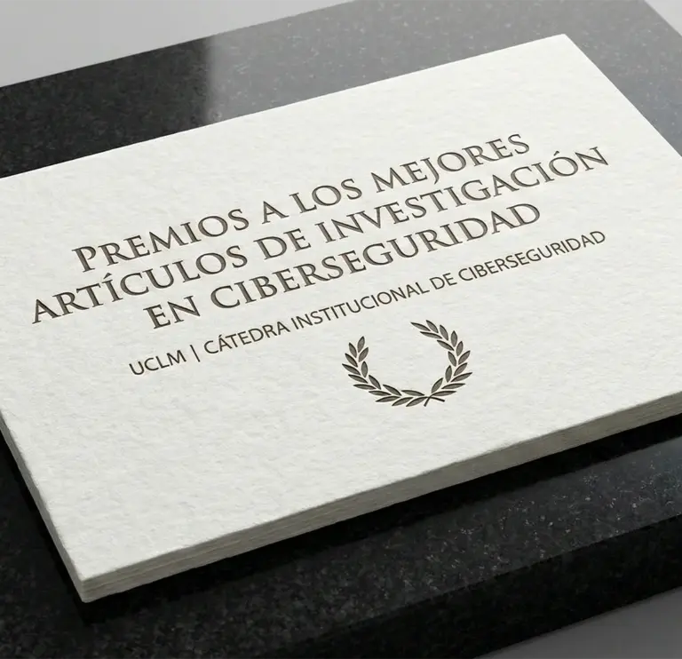 Diploma con los premios sobre la mesa