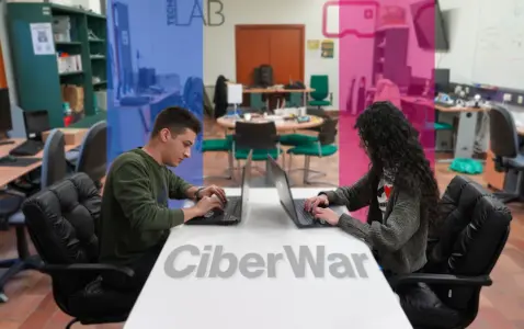 dos estudiantes en el laboratorio enfrentados a través de un computador