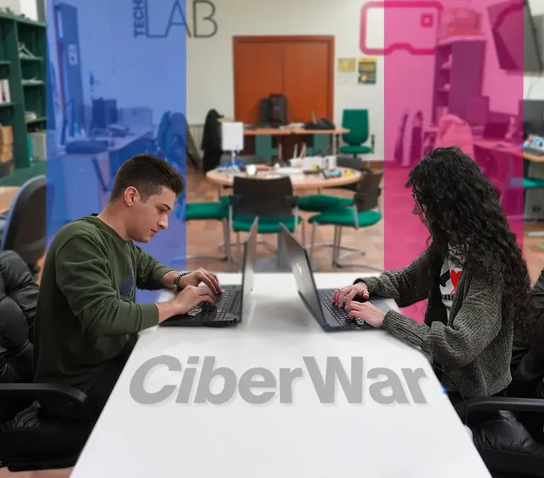 dos estudiantes en el laboratorio enfrentados a través de un computador